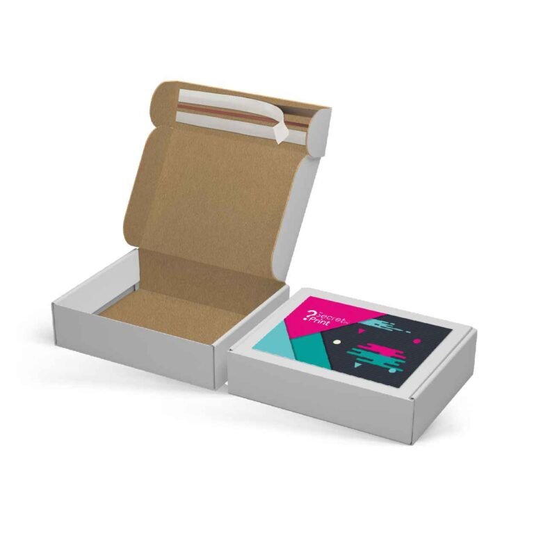 Boîte d'expédition avec bande adhésive